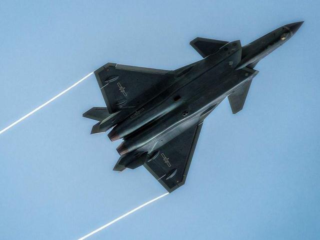 歼-20与F-22，究竟谁更胜一筹？，歼-20与F-22对决，谁更胜一筹？