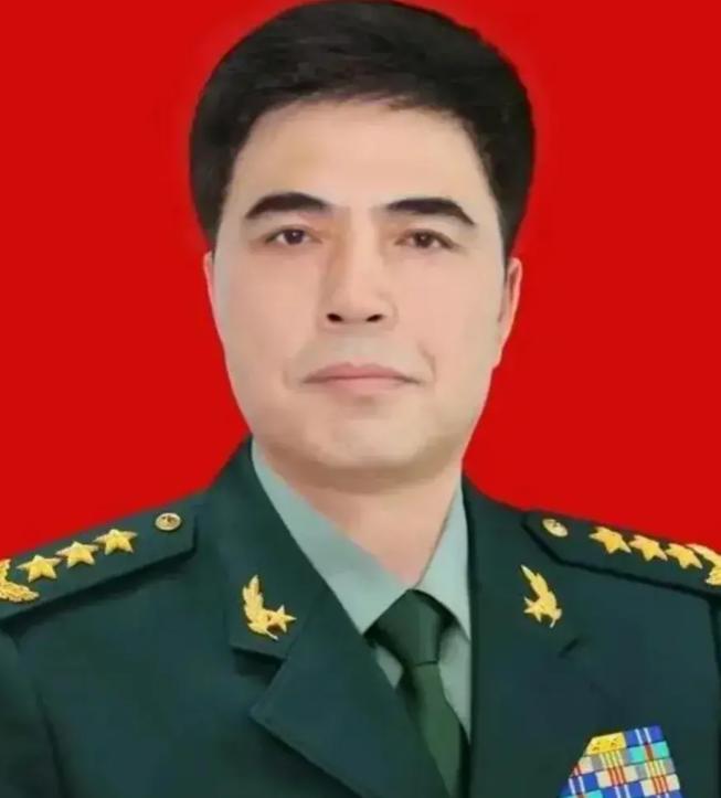 集团军军长是中将吗——关于军队职务与军衔的探讨，集团军军长军衔是否为中将，军队职务与军衔深度解析