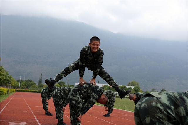 新兵体能训练计划表，构建强健体魄，塑造卓越战士，新兵体能训练计划，塑造强健战士，培育卓越战斗力量