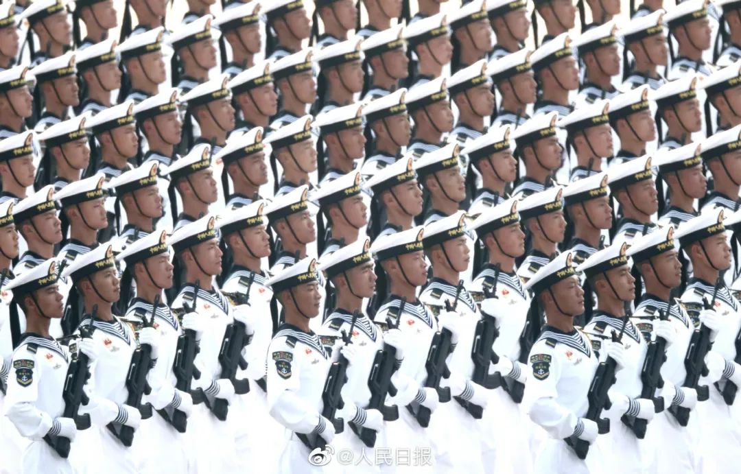 阅兵方阵中的铁骨铮铮——士兵们的腰杆挺直，阅兵方阵中的铁骨铮铮——士兵风采，腰杆挺直，意志坚定
