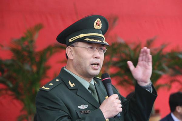 集团军司令员和军区司令员一样吗？——军事体制中的层级差异，军事体制解析，集团军司令员与军区司令员的层级差异