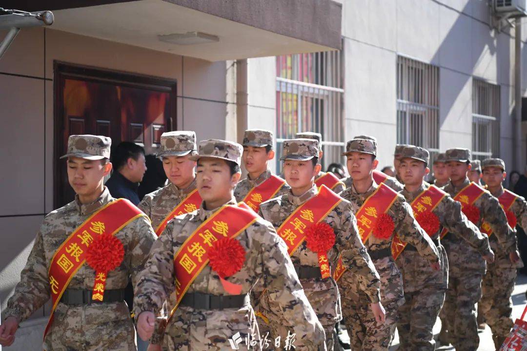 入伍视频，青春的选择与国家的呼唤，青春的选择，响应国家呼唤，踏上军旅征程