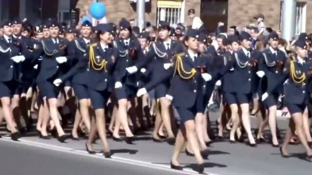 中国女兵的魅力，坚韧、勇敢与柔美的力量，中国女兵的魅力，坚韧、勇敢与柔美的力量展现风采