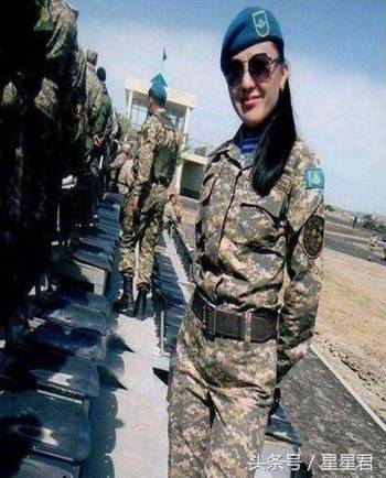 中国女兵搞笑图片，展现不一样的战斗风采，中国女兵幽默瞬间，战斗中的别样风采图片集