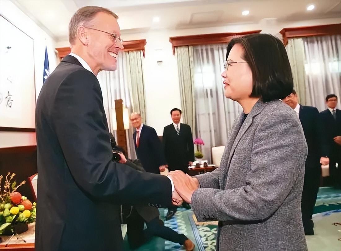 海峡两岸新闻女发言人，推动交流，传递正能量，海峡两岸新闻女发言人，促进交流，传递正能量之声