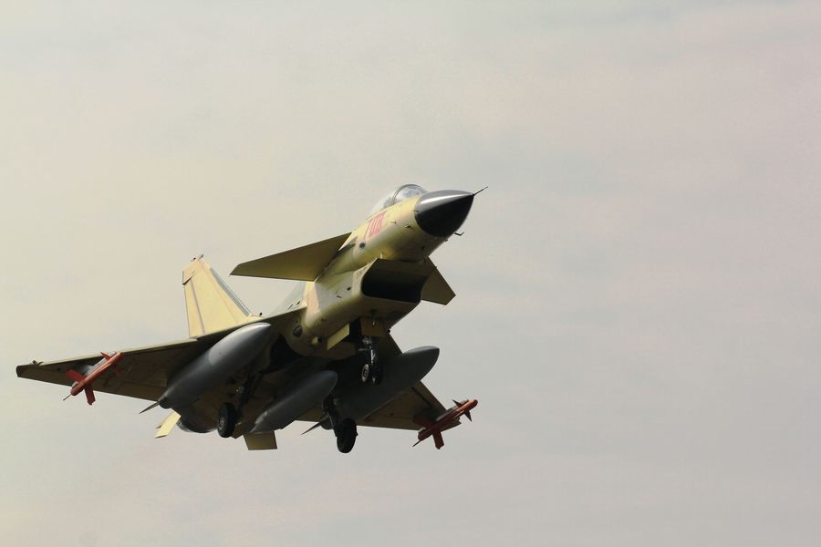 歼-10战斗机翱翔天际的巡逻使命,歼-10战斗机,天际巡逻的使命荣耀