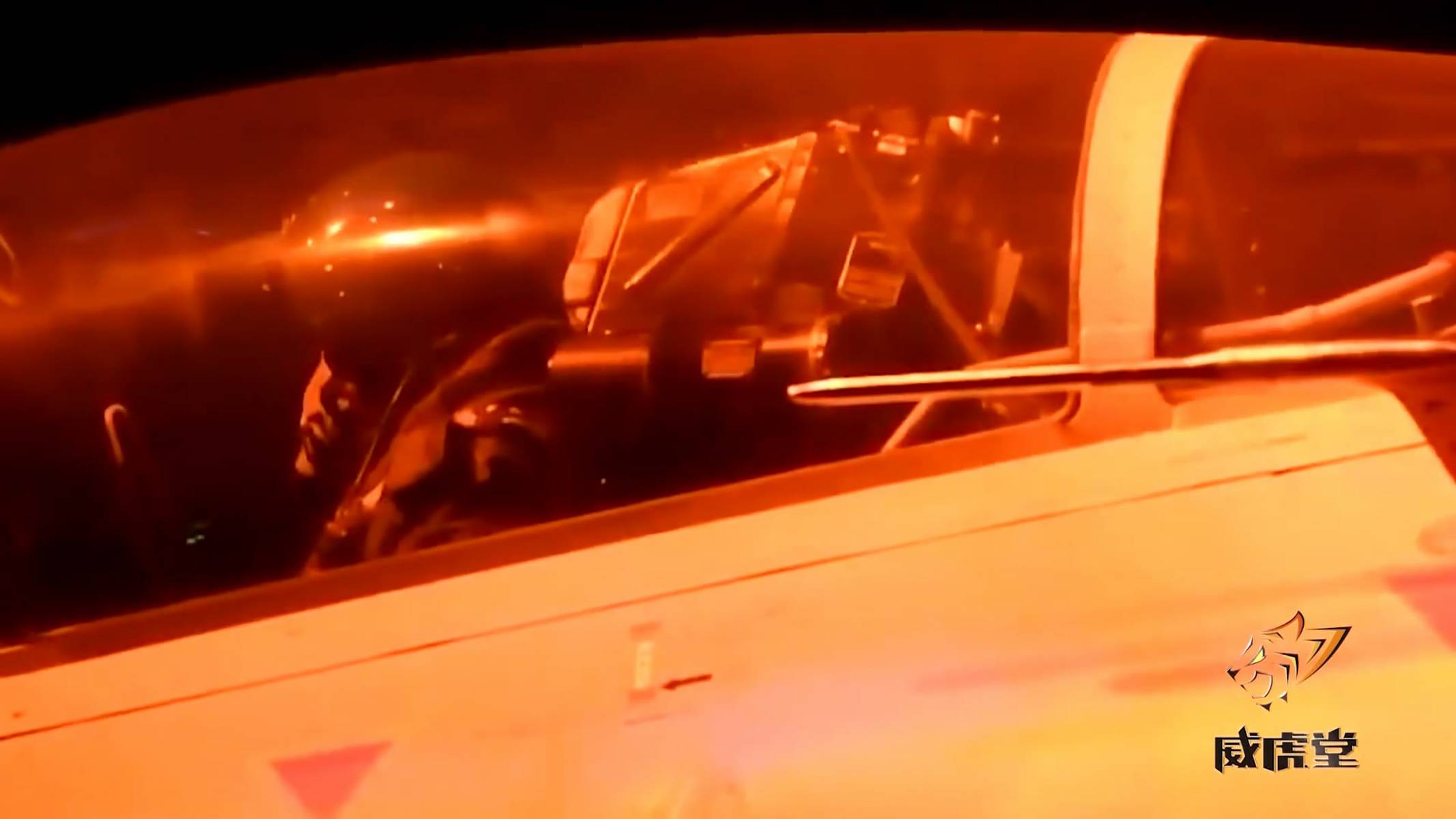 实拍歼-15夜间着舰恐怖12秒,揭秘英勇瞬间的背后故事,揭秘歼-15夜间着舰惊险瞬间,英勇背后的故事曝光