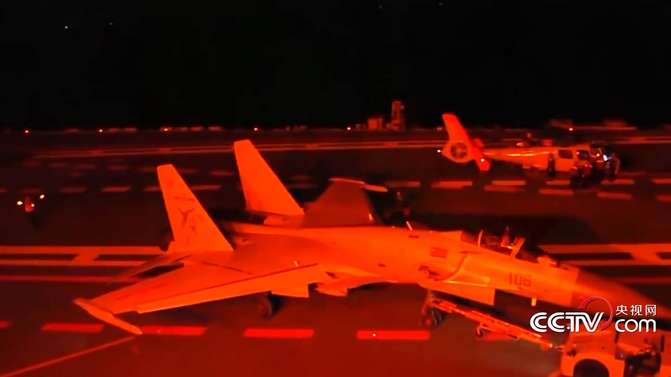 实拍歼-15夜间着舰恐怖12秒,揭秘英勇瞬间的背后故事,揭秘歼-15夜间着舰惊险瞬间,英勇背后的故事曝光