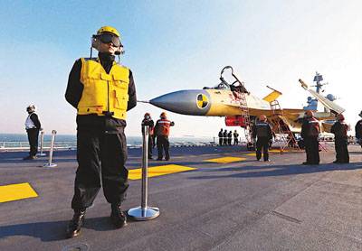 歼-15战斗机首次着舰，中国海军航空兵迈入新纪元，歼-15战斗机首次着舰，海军航空兵迈入新时代纪元